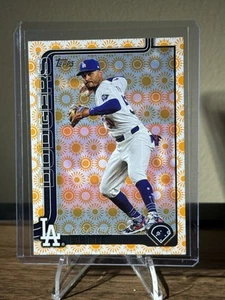 2025 Topps Series 2 Mookie Betts HOLIDAY SUN VARIATION #500 LA Dodgers - Picture 1 of 2