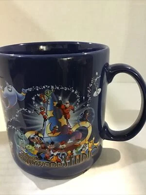DISNEY РАЗЛИЧНЫЕ ПЕРСОНАЖИ HOLLYWOOD-STUDIOS СИНИЙ КОФЕЙНАЯ КРУЖКА. Кружка в стиле ар-деко. B125 - Изображение 1 из 4