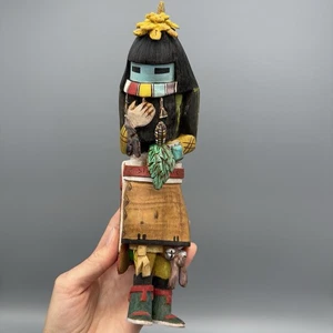 Muñeca Kachina de Colección Nativo Americano Firmada Madera Tallada a Mano 10" Plumas COMO ESTÁ - Imagen 1 de 9