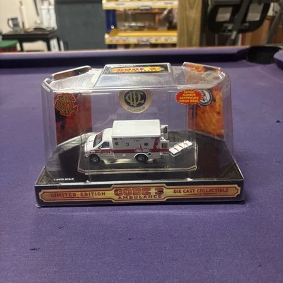 Ambulancia coleccionable del Departamento de Bomberos de Chicago Code 3 escala 1/64  Foto 1 de 4