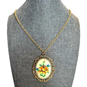 Collana vintage con ciondolo rosa dipinto a mano tono oro tenuta dorata metà secolo - Foto 1 di 7