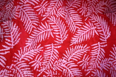 HOJAS ROSAS SOBRE BATIK ROJO - TELA 100% ALGODÓN Foto 1 de 4