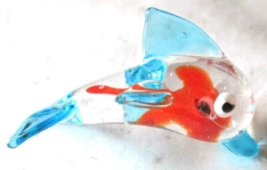 HAND BLOWN ART GLASS MINIATURE DOLPHIN WITH RED FISH IN BELLY, USED - Imagen 1 de 4