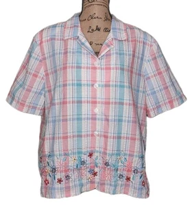 Alfred Dunner – hübsches pastellfarbenes besticktes Seersucker-Top mit Knopfleiste – Damen 18 - Bild 1 von 3