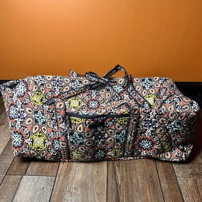 Bolsa de viagem Vera Bradley XL caleidoscópio floral acolchoada bolsa grande 26"" - Imagem 1 de 4