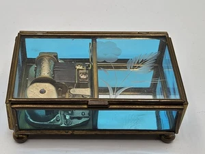 Vintage Türkis aufklappbar geätzte Blume Glas Musik/Schmuckkästchen spielt Tänzerin  - Bild 1 von 6
