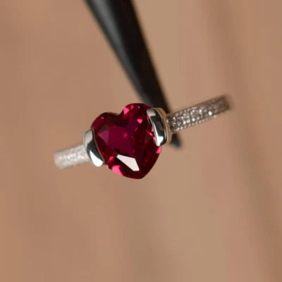 Anillo de compromiso de diamantes rubí rojo de 2,10 quilates para San Valentín acabado en oro blanco de 14 quilates Foto 1 de 4