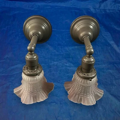 Par de apliques de pared antiguos de latón acabado gris tonos de tinte púrpura 44C Foto 1 de 4