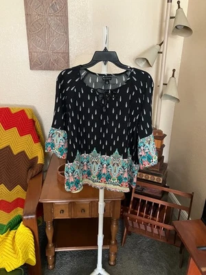 Mujer Talla Top M New Directions manga campana 3/4 estampado múltiple con lazo frontal Foto 1 de 4