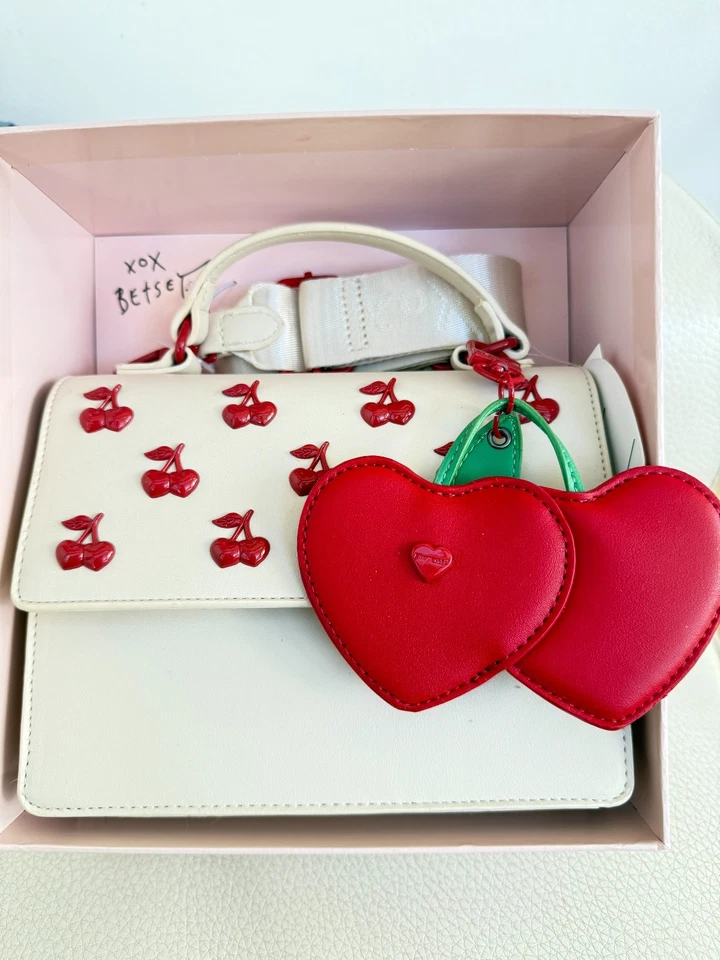 НОВЫЙ С ЯРЛЫКАМИ В КОРОБКЕ BETSEY JOHNSON XOMYLO СУМКА ЧЕРЕЗ ПЛЕЧО СУМКА W ВИШНЕВЫЙ ШАРМ - Изображение 1 из 4