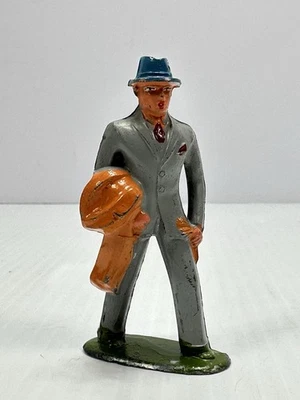 Figura de plomo Barclay MAN de 1930 en gris OVEROCOAT sobre brazo tienda de centavos Foto 1 de 3