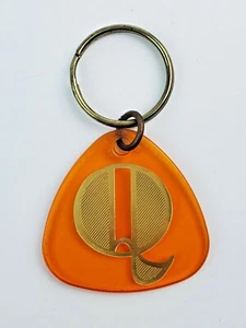 Llavero plástico naranja letra Q vintage letra dorada nombre alfabeto años 80 - Imagen 1 de 4