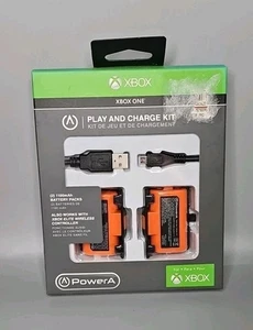 NUOVO Xbox One Play & Charge Kit 2 Batterie Alimentazione A Cambio Thru Door Cavo USB - Foto 1 di 3