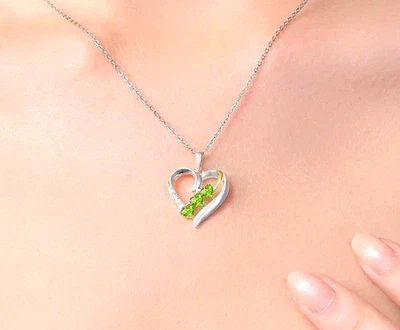 925 Sterling Silver 0.94 Ct Green Peridot and Moissanite Heart Shape Pendant - Image 1 of 4