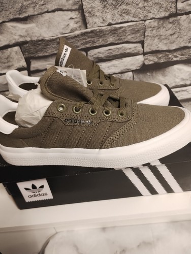 Adidas Uk4 verde triplo bianco taglia UK 4 verde oliva bianco