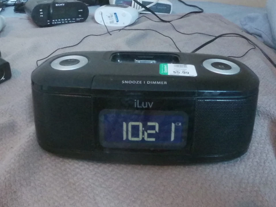 ILUV Shake And Wake Doble Alarma IPod IMM153BLK Reloj Radio Base Foto 1 de 4
