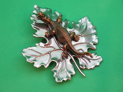 Stephen Dweck para Neiman Marcus Clip cocodrilo cocodrilo en hoja Foto 1 de 4