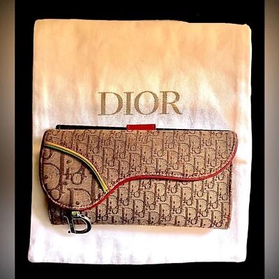 Cartera Larga Christian Dior Rasta Saddle Trotter con Bolsa para el Polvo EDICIÓN LIMITADA Foto 1 de 4