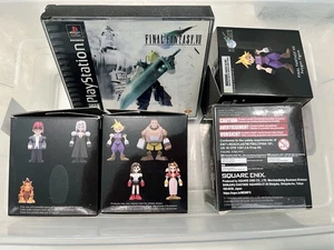 Final Fantasy VII Polygon Retro Figur 4er Set & FF7 FFVII PS1 Spiel Disks - Bild 1 von 7