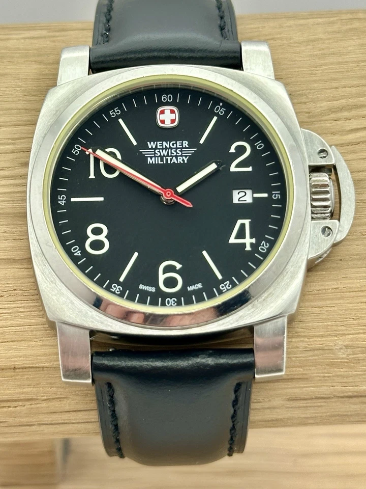Relógio de campo suíço Wenger 7925X/T – mostrador preto, novo cristal, bateria e pulseira - Imagem 1 de 4