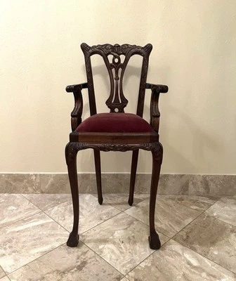 Silla de madera estilo victoriano Chippendale para niños con asiento de terciopelo utilería fotográfica de colección Foto 1 de 4