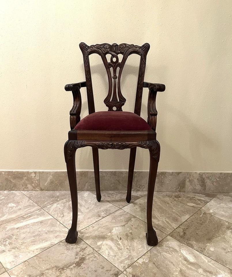 Silla de madera estilo victoriano Chippendale para niños con asiento de terciopelo utilería fotográfica de colección Foto 1 de 4