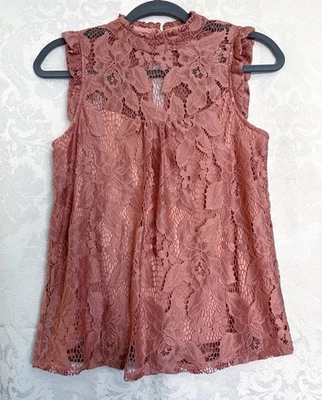 Blusa Lily Blanca Malva Rosa Sin Mangas Cuello Alto Encaje Talla XS GUC Botón Trasero  Foto 1 de 4