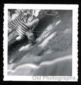 CAMPER LOOKING UNDER COT CAMPING OLD/VINTAGE PHOTO- E746 - Picture 1 of 1