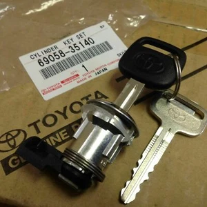 Genuine Toyota Tacoma Gas Fuel Lid Door Flap Cylinder & Key Set 69058-35140 OEM - Picture 1 of 4