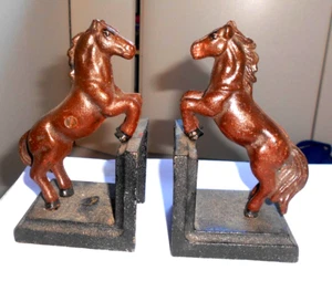 Par de sujetalibros de hierro fundido estilo antiguo CABALLOS SALVAJES extremos de libros adorno - Imagen 1 de 3