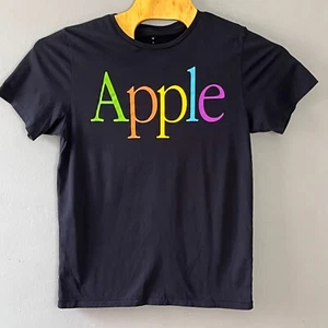 Camiseta Apple Vintage Años 90 Logo Arco Iris Spellout Unisex M Negra Informal Todos los Días - Imagen 1 de 8