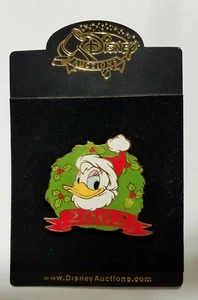 DISNEY AUCTIONS 2002 HOLIDAY CHRISTMAS WREATH JUMBO PIN DAISY DUCK LE 100 - Picture 1 of 5