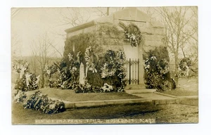 Hopedale MA, Tumba Draper cubierta con coronas y flores, postal RPPC - Imagen 1 de 2