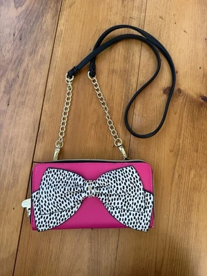 Cartera Bandolera BETSEY JOHNSON Rosa Caliente con Lazo Blanco y Negro Manchado Foto 1 de 4