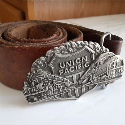 1975 UNION PACIFIC RAILROAD CENTENNIAL DIESEL BIG BOY FIVELA DE VAPOR E CINTO - Imagem 1 de 4