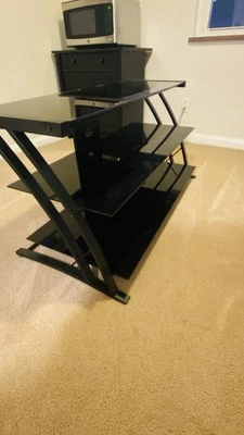 Centro de entretenimiento de vidrio negro Foto 1 de 3