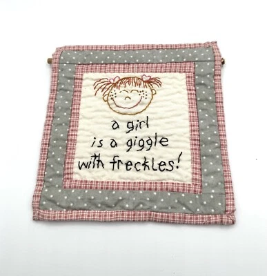 Colgante de pared acolchado bordado “Una niña es una risita con pecas” rosa gris Foto 1 de 4