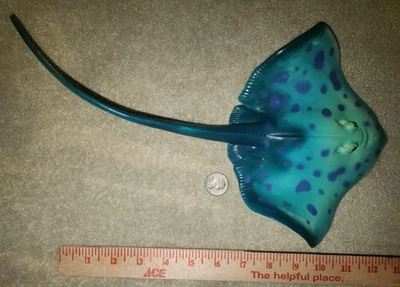 Boneco de brinquedo Marine Life Squirter arraia macia oceano borracha spray piscina azul água - Imagem 1 de 4