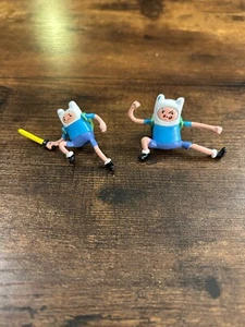 Lote de 2 figuras de 2 Adventure Time Jazwares Finn The Human de 2" adorno de pastel - Imagen 1 de 2