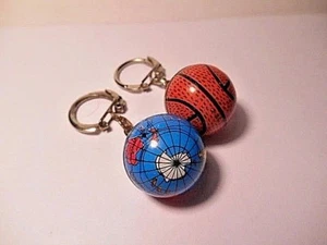 SET BESTEHEND AUS 2 - 1" RUNDEN SCHLÜSSELANHÄNGERN - WELTKUGEL & BASKETBALL - Bild 1 von 5