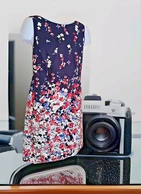 Платье-футляр Alyx 18 синее разноцветное акварельное с цветочным узором без рукавов сзади на молнии из спандекса  - Изображение 1 из 4