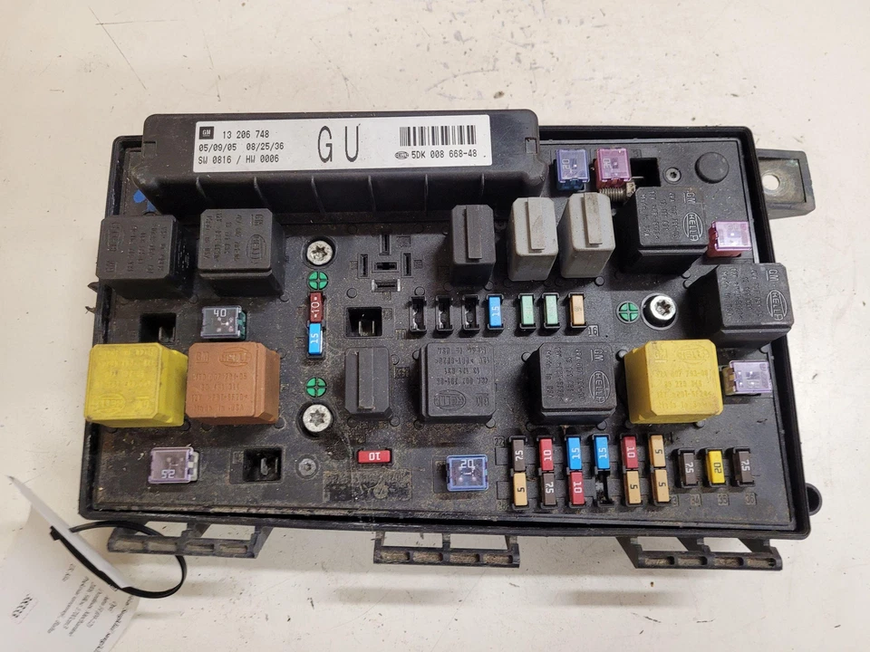 Scatola fusibili Opel Astra J Sports Tourer 13206748 1.7 Diesel 92kw 28663022 - Immagine 1 di 3