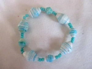 Pulsera elástica de cuentas de papel reciclado de una sola hebra azul agua blanco mezcla - Imagen 1 de 2