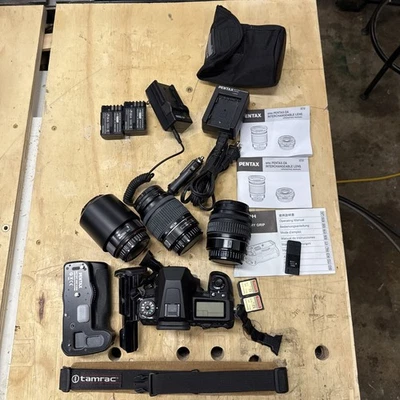 Корпус и аккумуляторная ручка Pentax K3 с объективами.  Количество выдержек 12 134. - Изображение 1 из 4