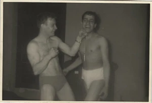 ALTES FOTO - VINTAGE SNAPSHOT - MANN NACKTER OBERKÖRPER MUSKEL SLIP KAMPF LUSTIG-MAN - Bild 1 von 1