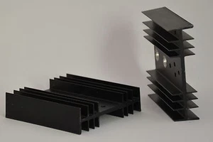 2x schwarze Aluminium-Kühlkörper, ca. 100 x 90 mm, 25 mm Höhe, Alu Strangguß - Picture 1 of 4