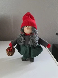 Muñeca artesanal sueca Butticki con pelo de hilo, adornada con un vestido verde - Imagen 1 de 7