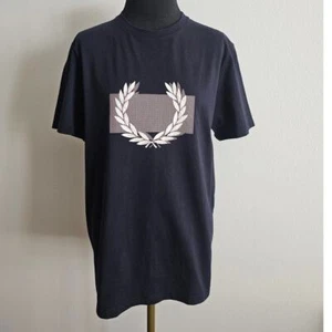 NUEVO CON ETIQUETAS FRED PERRY Para hombres Negro Algodón Cuello Redondo Bloque de Color Laurel Corona Camiseta M - Imagen 1 de 7