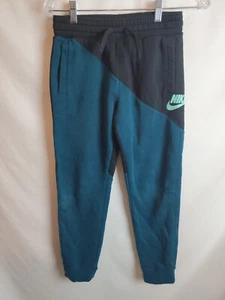 NIKE CLUB FLEECE Core Amplify BOYS Sweats Joggers SIZE MEDIUM CJ7873-347 - Picture 1 of 6