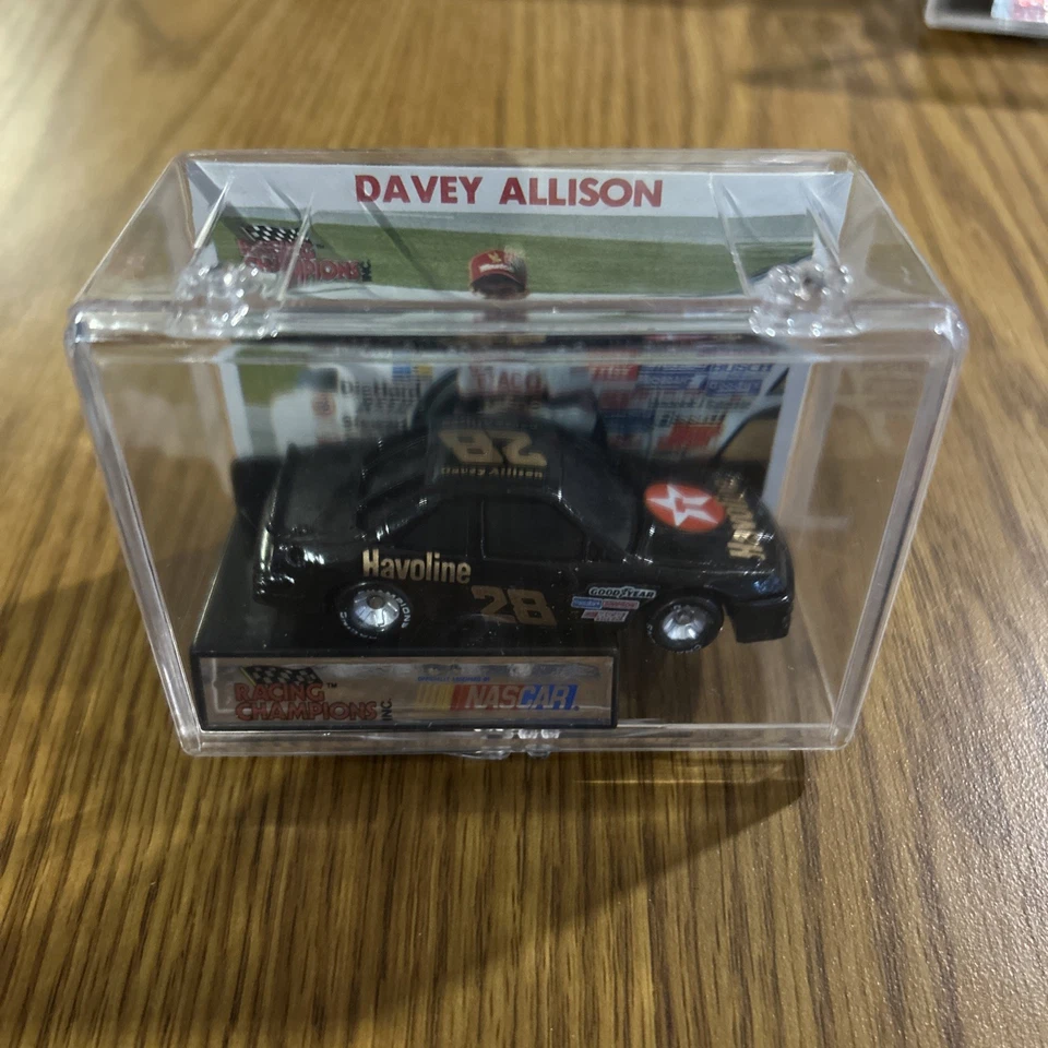 1990 Racing Champions Davey Allison #28 1/64 - con estuche de plástico, base y tarjeta Foto 1 de 2